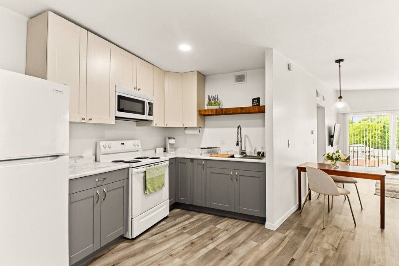 Frigorífico, microondas, horno y placa de cocina