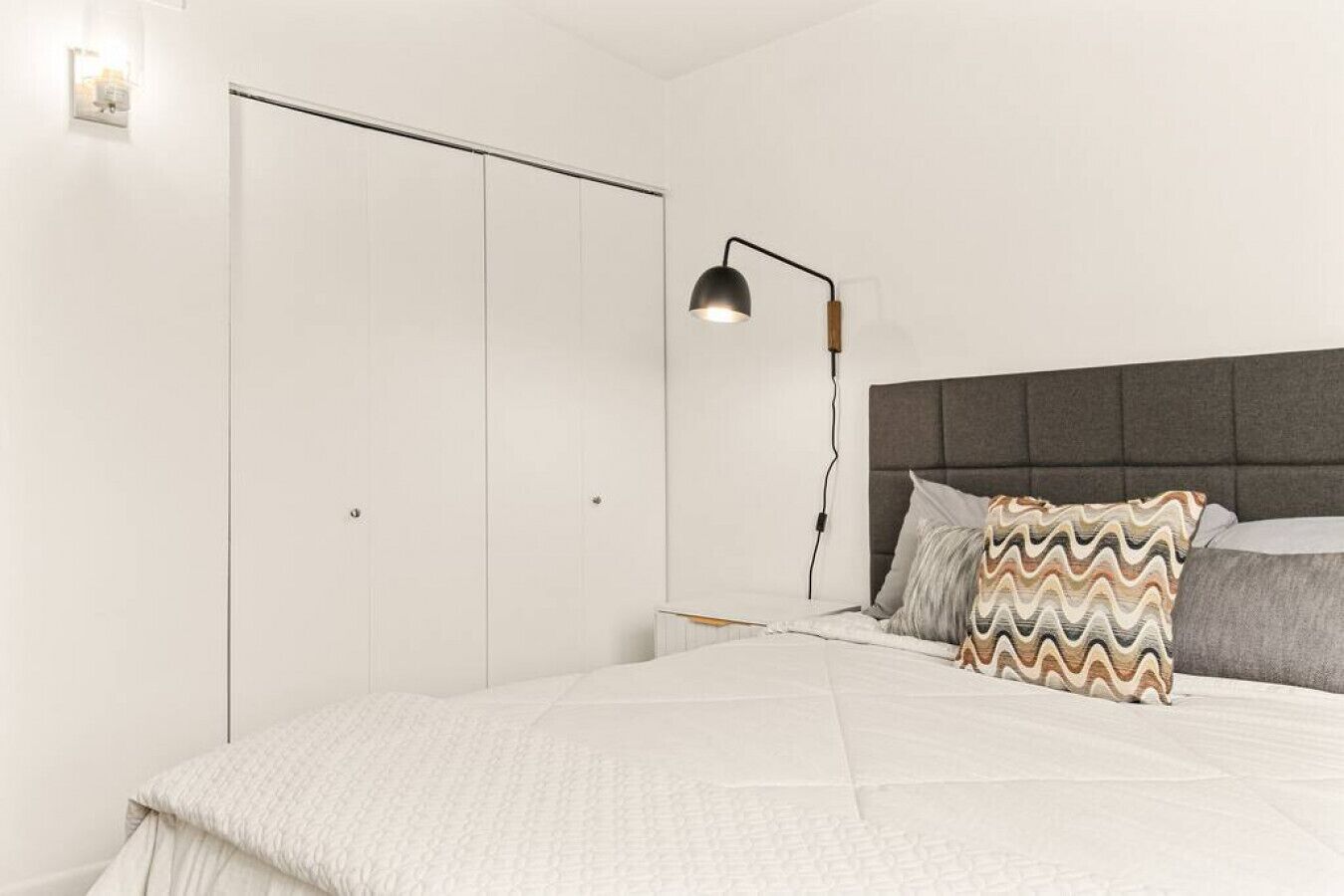 Tabla de planchar con plancha, wifi, ropa de cama