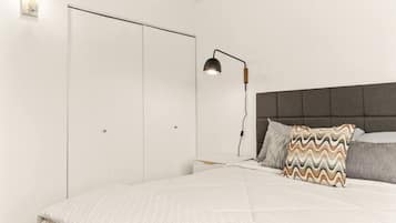 Tabla de planchar con plancha, wifi, ropa de cama