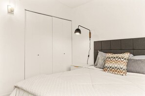 Planxa i posts de planxar, wifi i roba de llit 