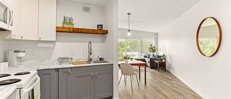 Kühlschrank, Mikrowelle, Ofen, Herdplatte