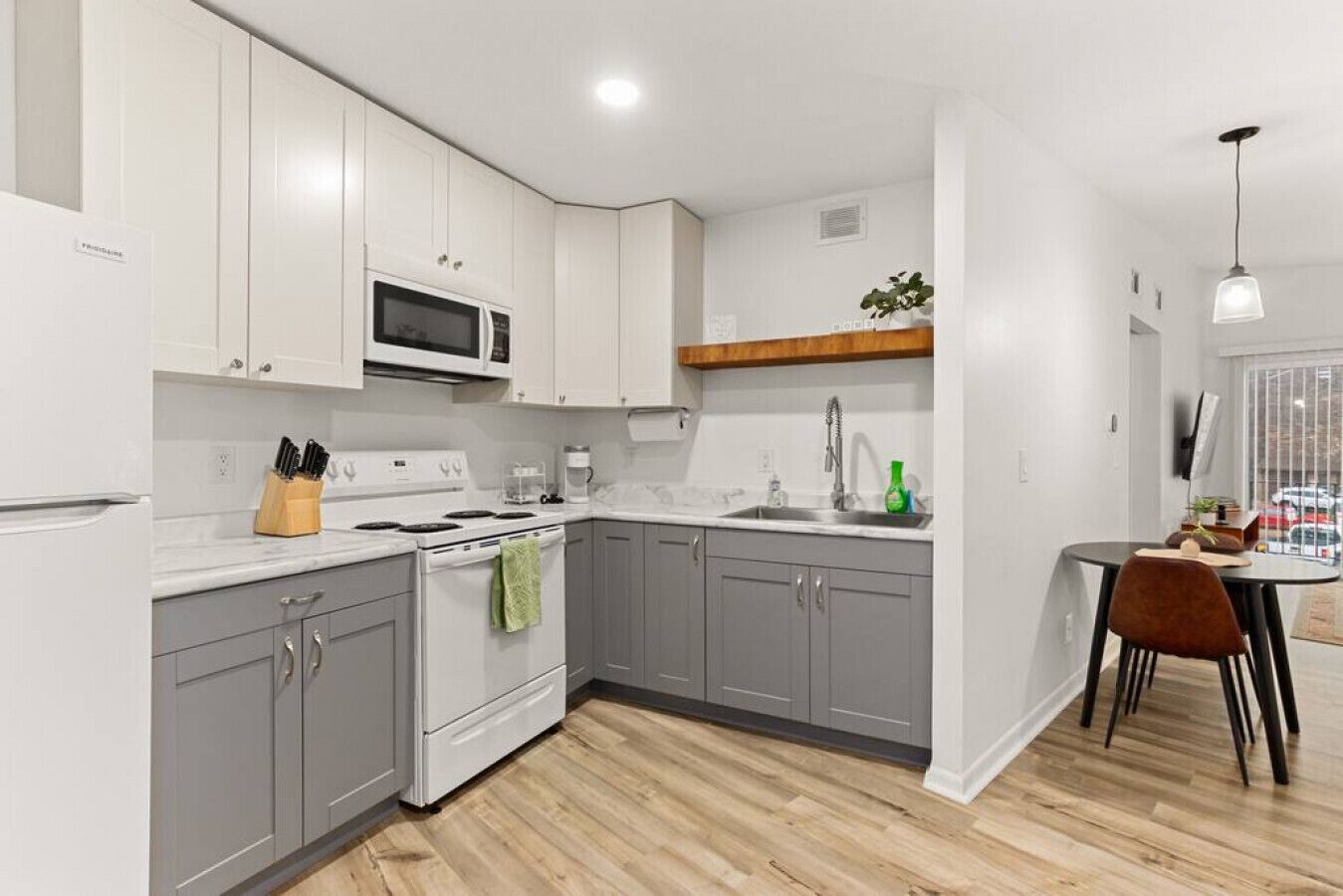 Frigorífico, microondas, horno y placa de cocina