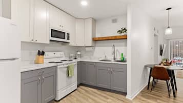 Frigorífico, microondas, horno y placa de cocina