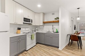 Frigorífic, microones, forn i placa de cuina 