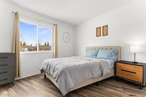 Escritorio, tabla de planchar con plancha, wifi y ropa de cama 