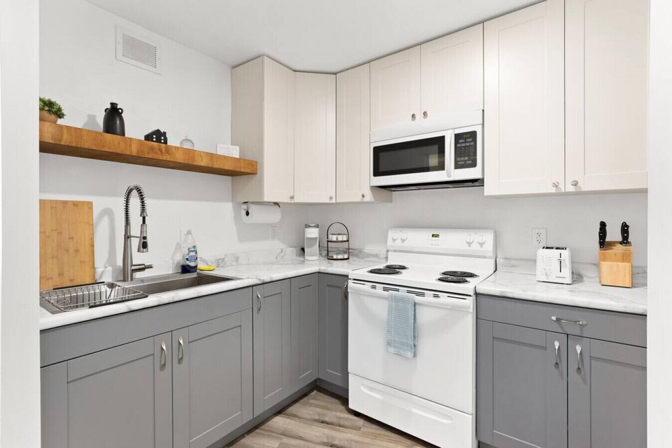 Frigorífico, microondas, horno y placa de cocina