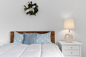 Tabla de planchar con plancha, wifi, ropa de cama