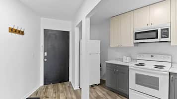 Frigorífico, microondas, horno y placa de cocina