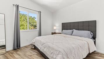 Desk, iron/ironing board, WiFi, bed sheets