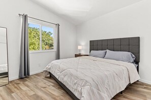 Escritorio, tabla de planchar con plancha, wifi y ropa de cama 