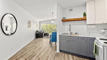 Frigorífico, microondas, horno y placa de cocina