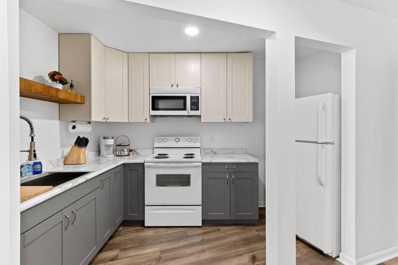 Een koelkast, een microgolfoven, een oven, een kookplaat