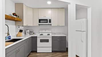 Een koelkast, een microgolfoven, een oven, een kookplaat