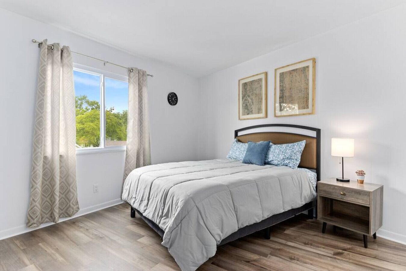 Tabla de planchar con plancha, wifi, ropa de cama