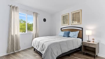 Tabla de planchar con plancha, wifi, ropa de cama