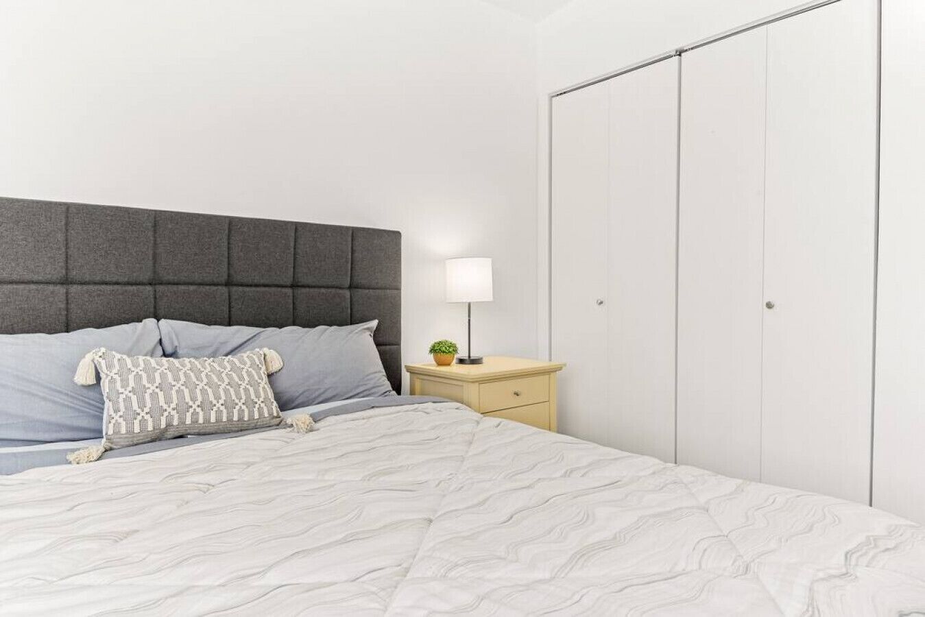 Tabla de planchar con plancha, wifi, ropa de cama