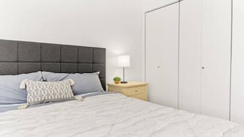 Tabla de planchar con plancha, wifi, ropa de cama