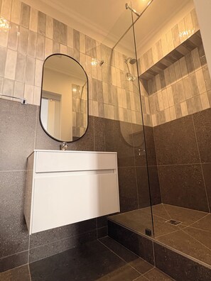 Shower, hair dryer, towels, soap - Charming Heritage Studio in Cape Town CBD (Cape Town)