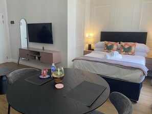 Iron/ironing board, WiFi, bed sheets - Charming Heritage Studio in Cape Town CBD (Cape Town)