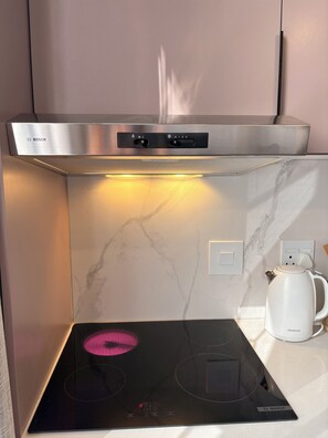 Microwave, oven, stovetop - Charming Heritage Studio in Cape Town CBD (Cape Town)
