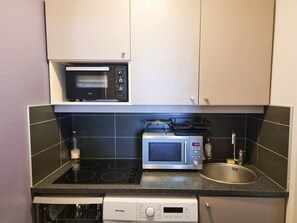 Fridge, microwave, oven, stovetop - Apartment 2 steps from Paris La Défense Arena (Courbevoie)