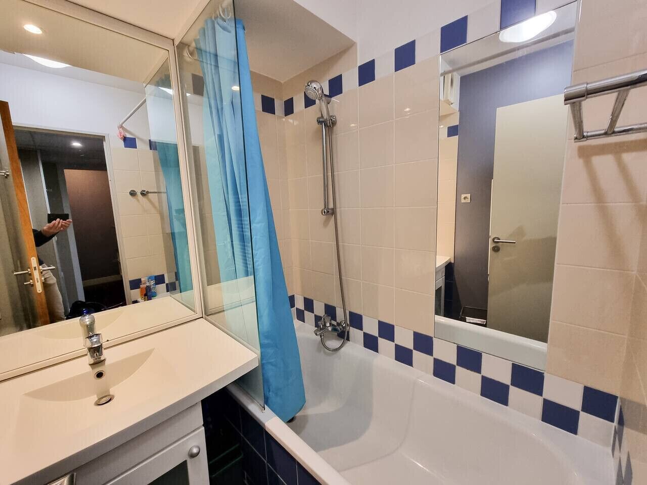 Sèche-cheveux, serviettes fournies, papier toilette