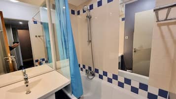 SĂšche-cheveux, serviettes fournies, papier toilette