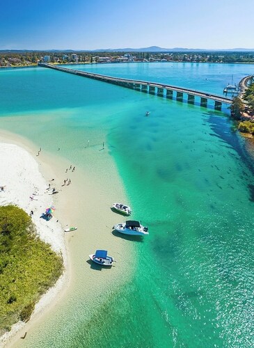 Marina 403- Modern 1 bedroom apartment in the heart of Forster.