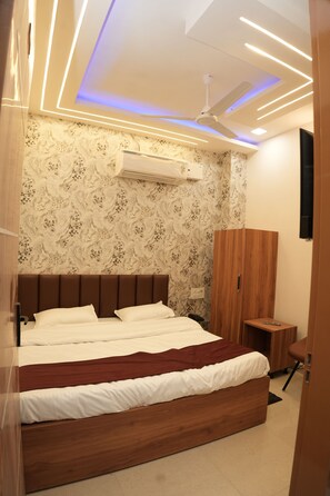 Desk, laptop workspace, free WiFi - Hotel Shree Jee Inn  (Hisar)