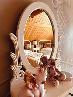 9 bedrooms, iron/ironing board, WiFi, bed sheets