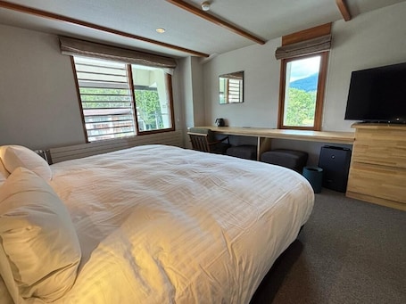 Quarto casal standard, 1 cama King | Cofres nos quartos, escrivaninha, cortinas blackout, Wi-Fi de cortesia. Club Wyndham Shirakabaso Shigakogen