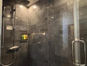 Secador de pelo, pantuflas, toallas, shampoo