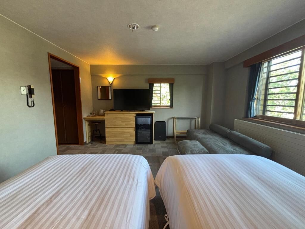 Coffres-forts dans les chambres, bureau, rideaux occultants