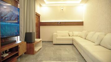 Superior Twin Room, Balcony, Mountain View | Living area