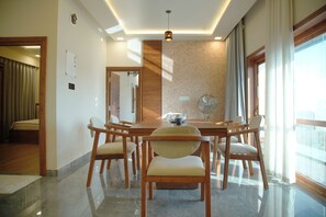 Superior-Zweibettzimmer, Balkon, Bergblick | Speisen