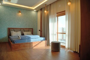 Habitación superior con 2 camas individuales, balcón, vistas a la montaña | Wifi gratis