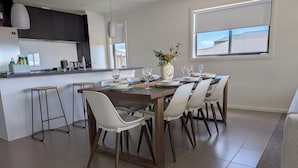 Une cuisine moderne avec un coin repas.