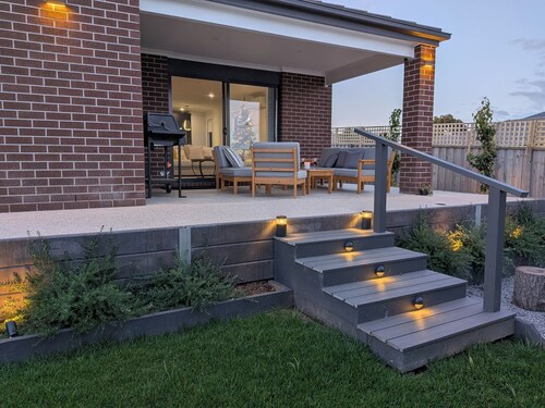 Modern home close to bay, beach, wineries and golf courses. Entertainers delight