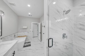 Shower, hair dryer, towels, soap - Elegant Modern Retreat • Sleeps 6 • Near NRG (Houston)