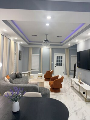 TV - Elegant Modern Retreat • Sleeps 6 • Near NRG (Houston)