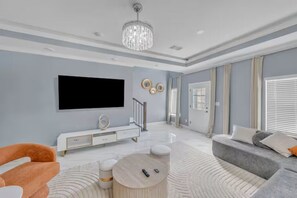 TV - Elegant Modern Retreat • Sleeps 6 • Near NRG (Houston)