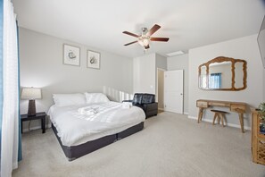 Tabla de planchar con plancha, wifi, ropa de cama