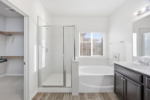 Hair dryer, towels, soap, toilet paper - Serenity House
Spacious 4-bedroom house in perfect Bakersfield with AC (Bakersfield)