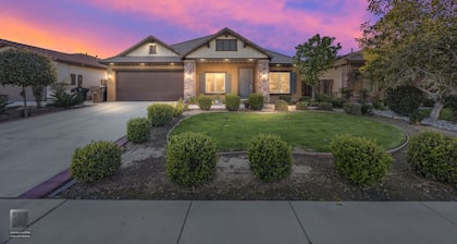 Serenity House
Spacious 4-bedroom house in perfect Bakersfield with AC