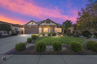 Serenity House 
Spacious 4-bedroom house in perfect Bakersfield with AC