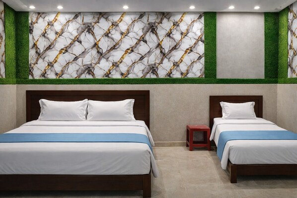 Deluxe Triple Room, Air conditioning | Hypo-allergenic bedding, desk, soundproofing, free WiFi