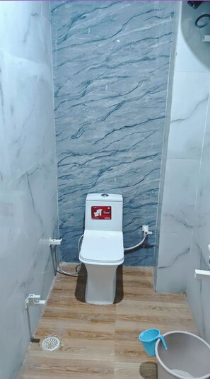 Shower, rainfall showerhead, slippers, towels - Hotel Krishna Kripa Dham Near Prem Mndir (Vrindavan)