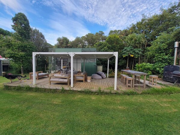 Outdoor dining - Cosy seculded rural retreat for the whole family (Raglan)