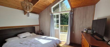 6 bedrooms, iron/ironing board, WiFi, bed sheets