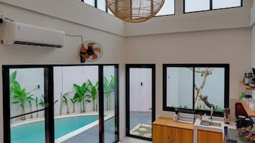 Villa, uitzicht op zwembad | Dineren in de kamer
